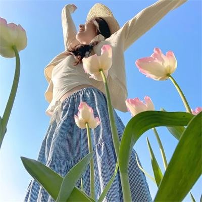 他从火光中走来